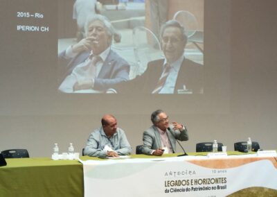 From left: Prof. Willi de Barros Gonçalves and Prof. Luiz AC Souza during the closing presentation of the Symposium. The photo displayed in their presentation shows, from left: Prof. Antonio Sgamellotti and Prof. Piero Baglioni (University of Florence) during the IPERION-CH meeting in Rio de Janeiro. Credits: Federica Baldassari