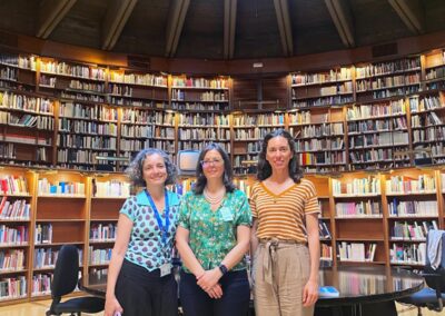 Marisa Sánchez Gómez, Vania Virgili, María Martín Gil, during a visit to the IPCE Library.